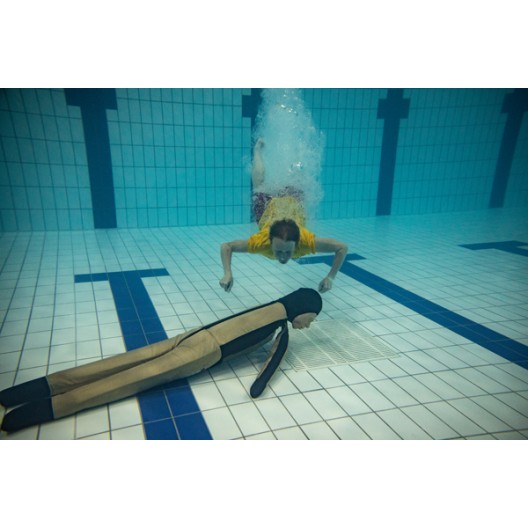MANNEQUIN D'EXERCICE AU SAUVETAGE EN PISCINE